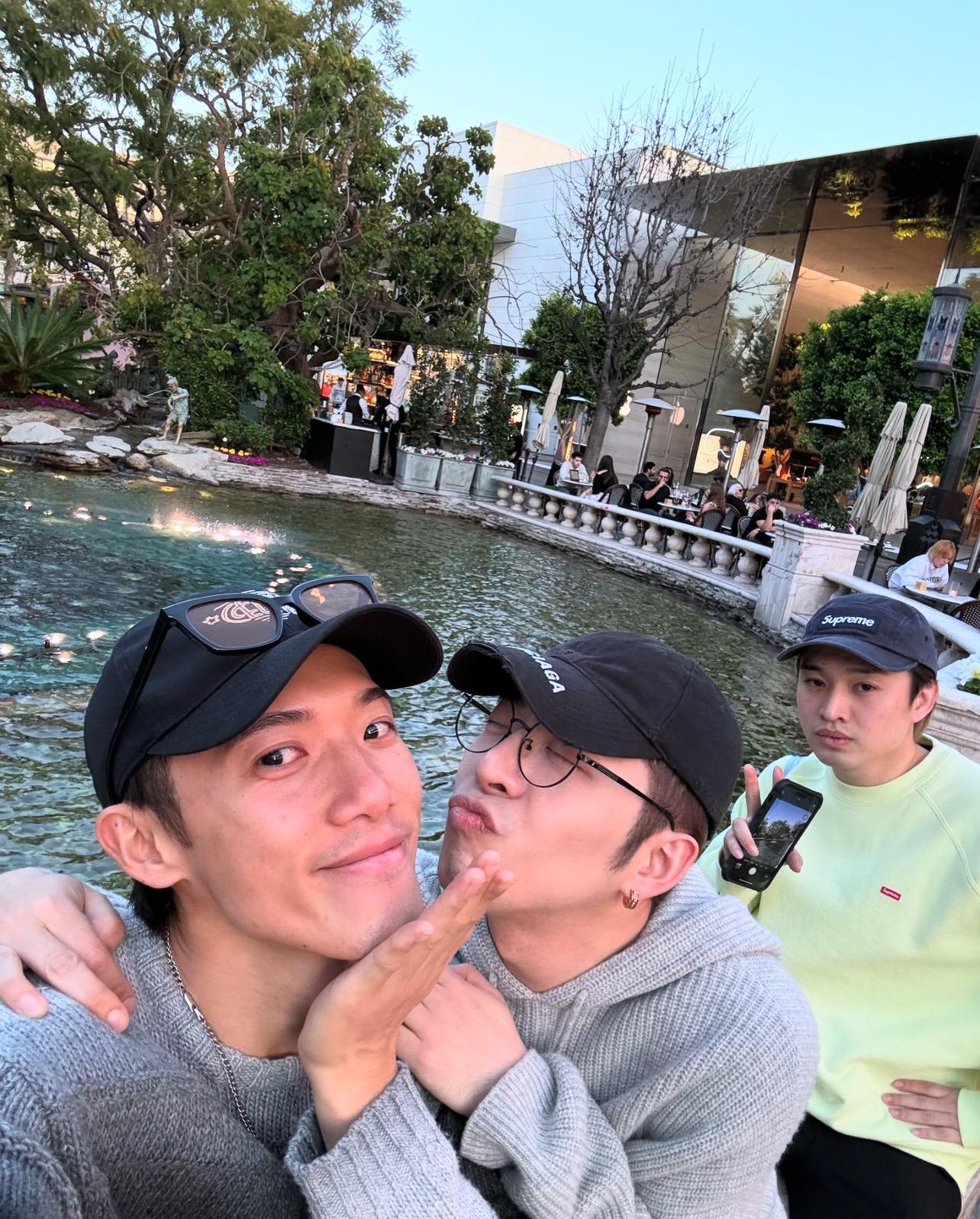 看著兩個曾經擁抱自己的男子,甜蜜放閃,Jer擺出V字手勢仍難掩「葡萄」心情。