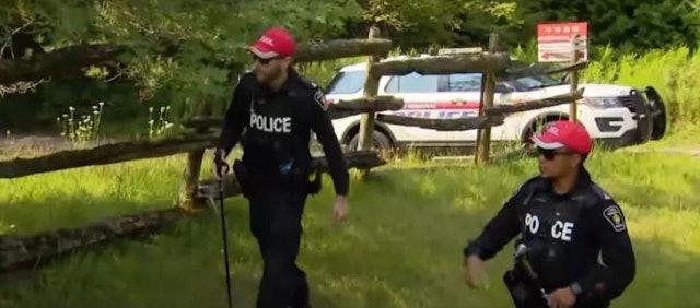 當地警員在案發現場調查。(網上圖片)