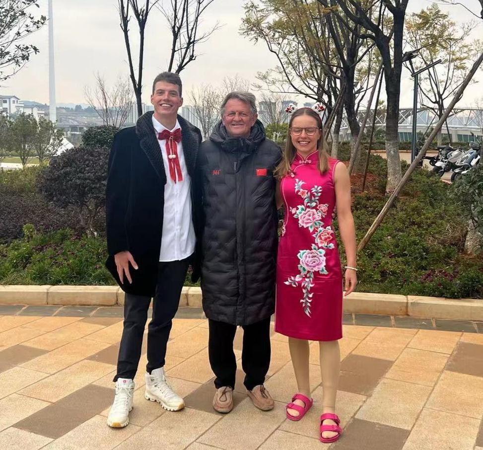 薩頓社交媒體上有身穿中國隊隊服。(X)