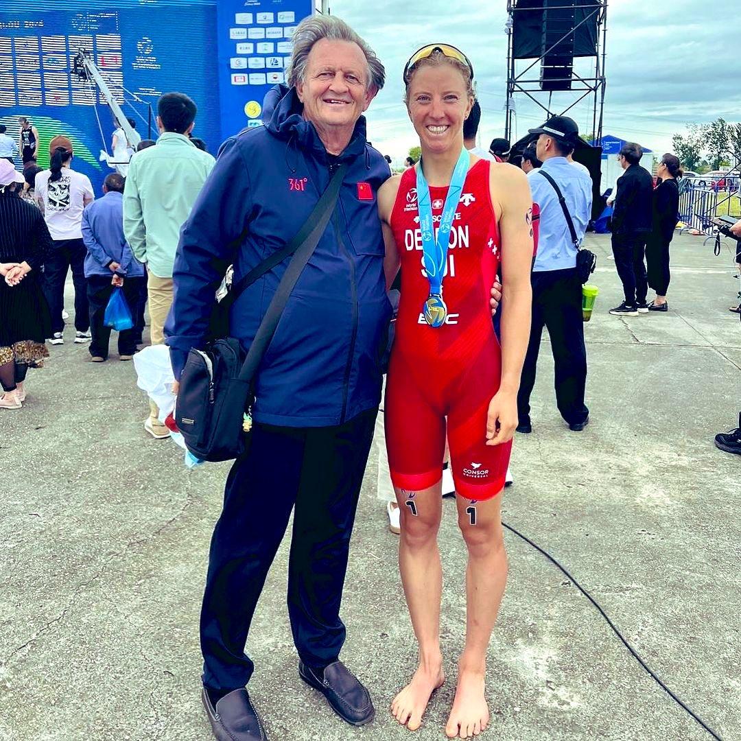 薩頓與瑞士的三鐵銀牌得主合照。(網上圖片)