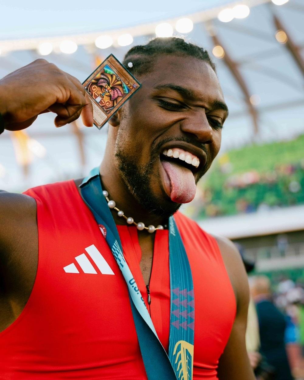 利里斯在美國選拔中展示的《遊戲王》「黑暗大法師」卡片。(X)