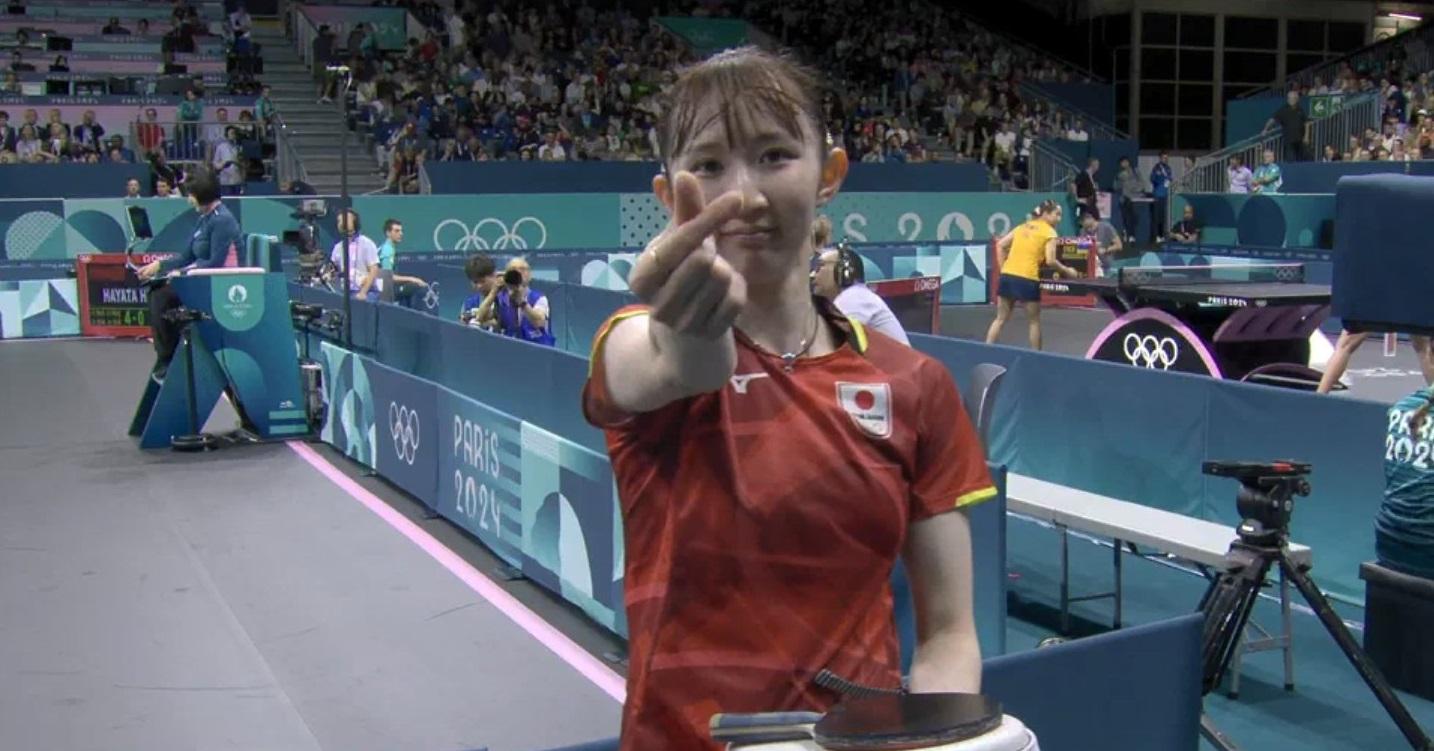 早田希娜奧運期間常向攝影機做動作。(網上圖片)