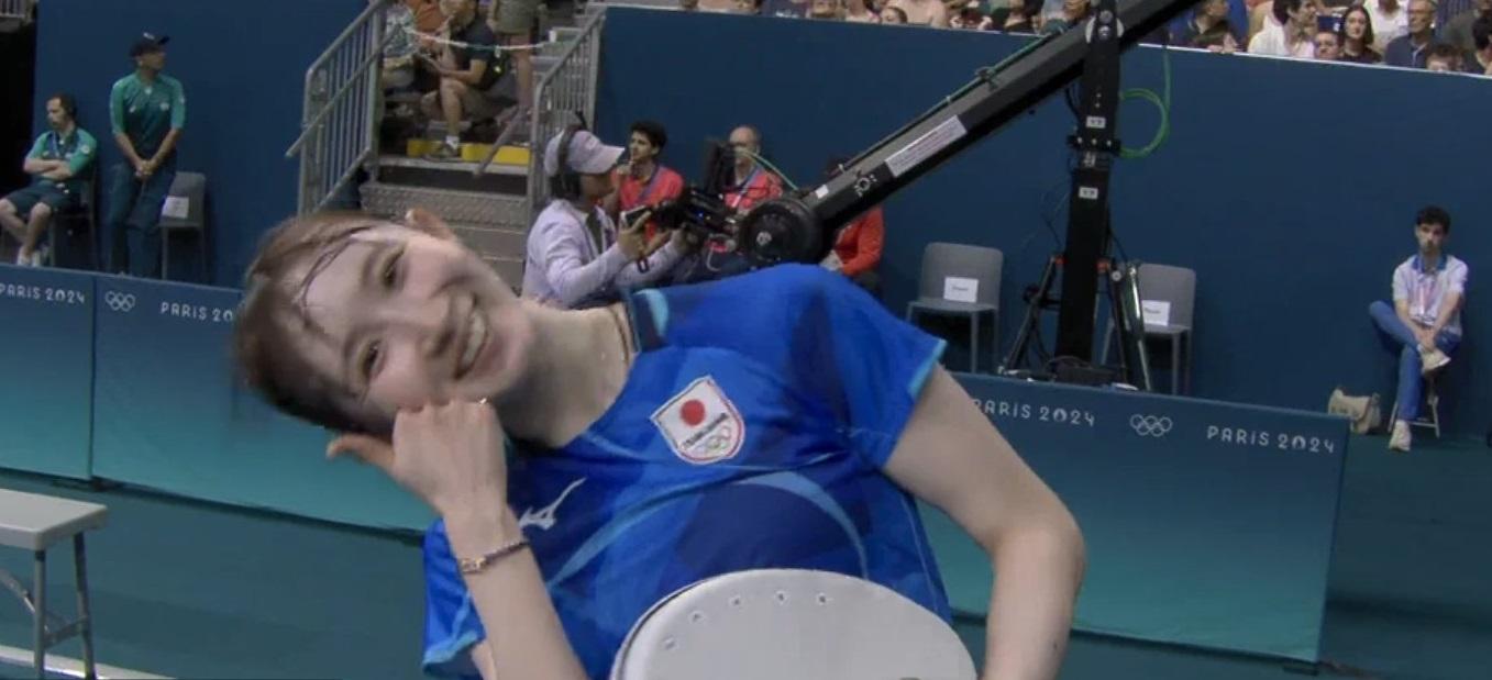 早田希娜奧運期間常向攝影機做動作。(網上圖片)