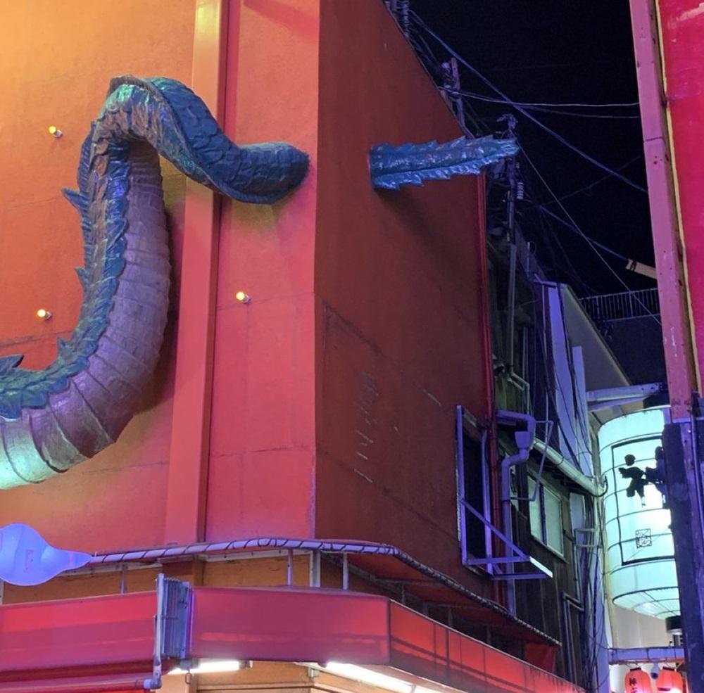 金龍拉麵的龍尾部份被指越界。(X)