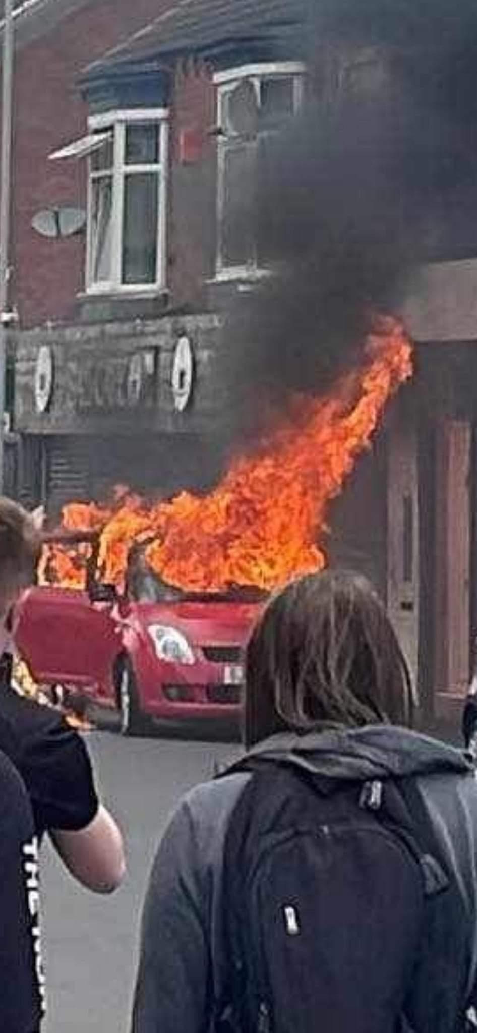 英國極右反移民示威|在英格蘭東北部城市米杜士堡亦有反移民示威,示威者與警方爆發衝突,有汽車被焚毀(影片截圖)