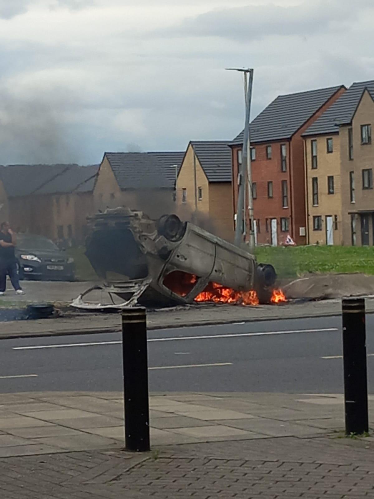 英國極右反移民示威|在英格蘭東北部城市米杜士堡亦有反移民示威,示威者與警方爆發衝突,有汽車被焚毀(影片截圖)