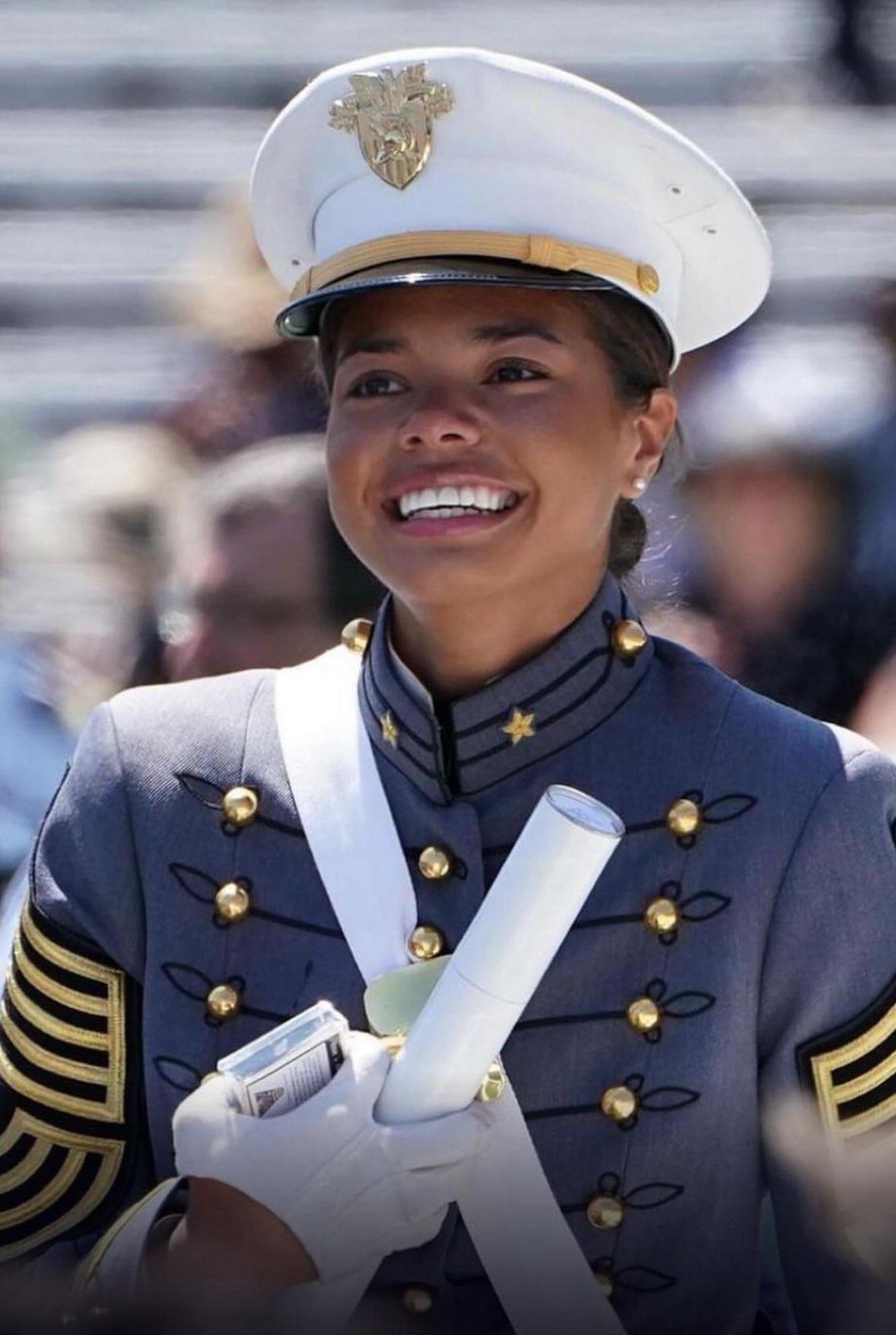 22歲的Alma Cooper是自密歇根州的現役陸軍軍官。(X)