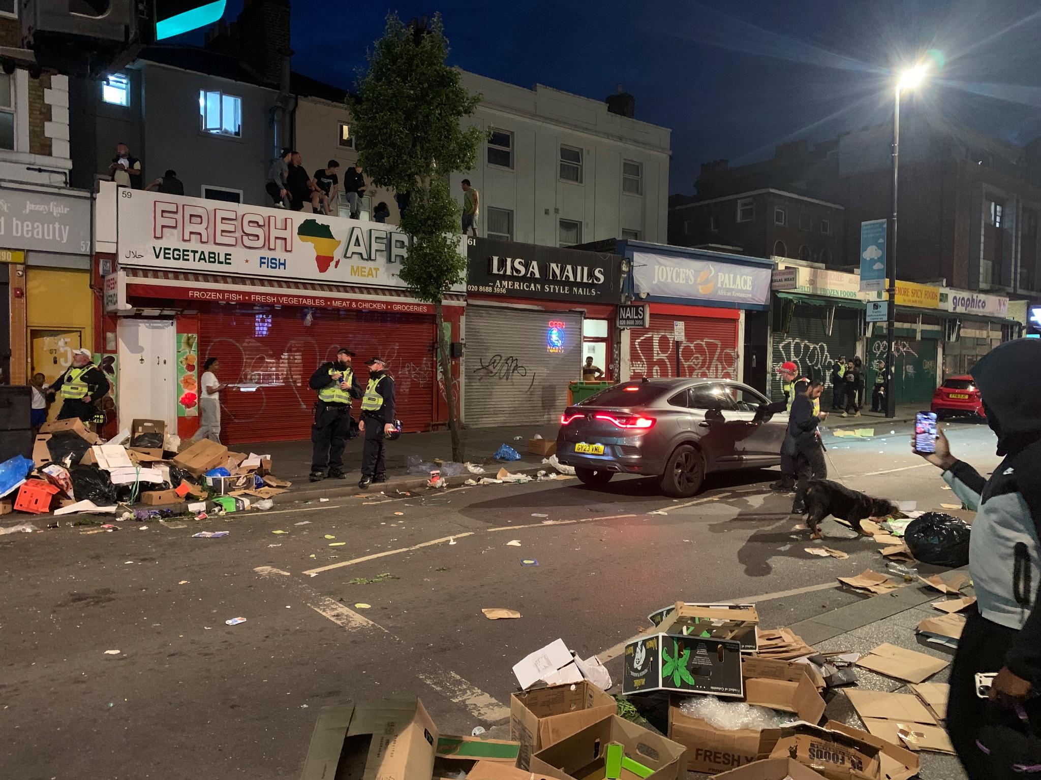 倫敦南部的克羅伊登(Croydon)有約50名青年向警方擲樽及煙花,企圖引起破壞,至少10人被捕。警方指涉事人士的行為與示威活動無關,強調只是「反社會行為」。