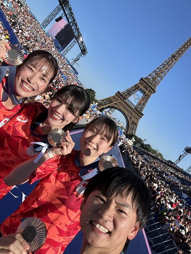 志田千陽與拍檔松山奈未及混雙銅牌的東野有紗及渡邊勇大於冠軍廣場合照。(X)