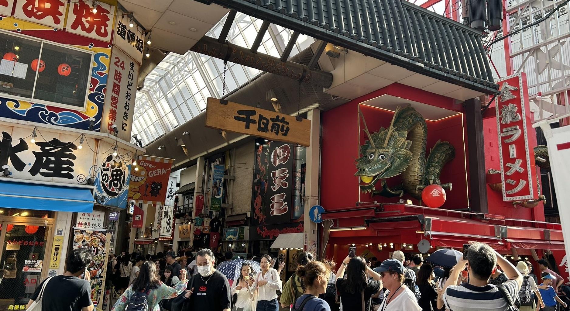 金龍拉麵的龍造型招牌。(X)