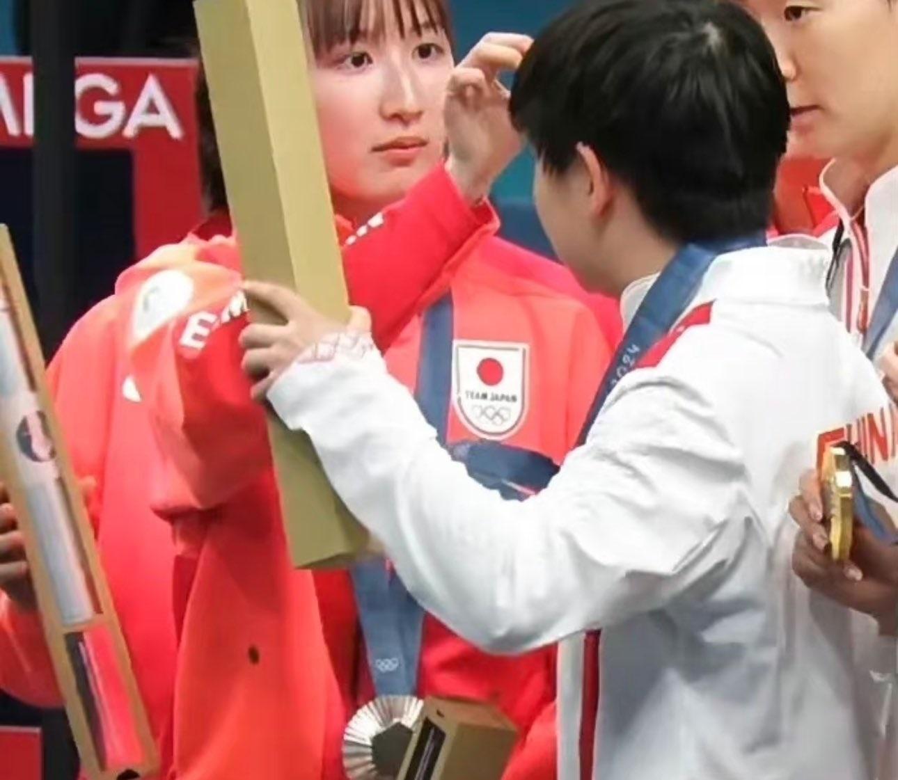 早田希娜幫孫穎莎整體前髮。(影片截圖)