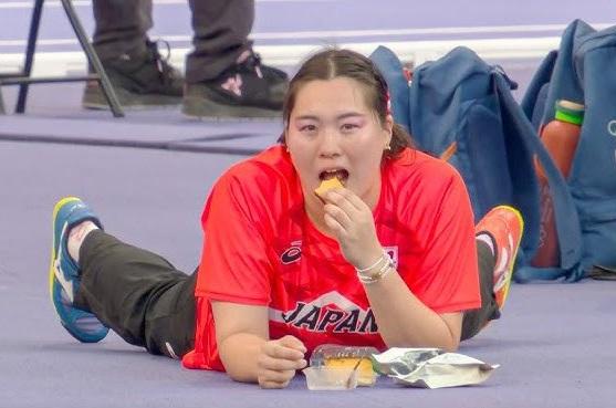 北口榛花在比賽休息期間食蛋糕成為日本人話題場面。(網上圖片)