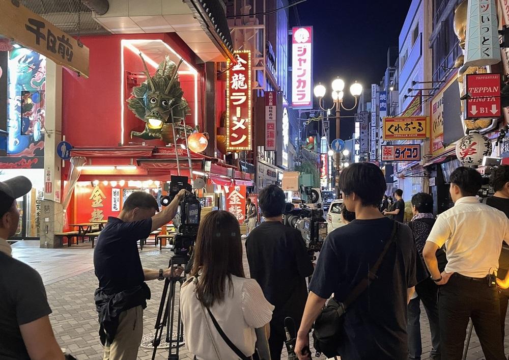 不少遊人觀看拆除尾部及放上淚水的過程。(X)