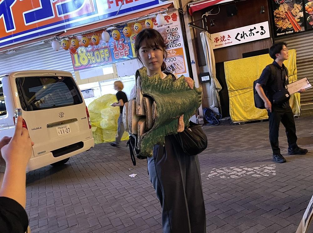 有人把拆下的尾部拍攝。(X)