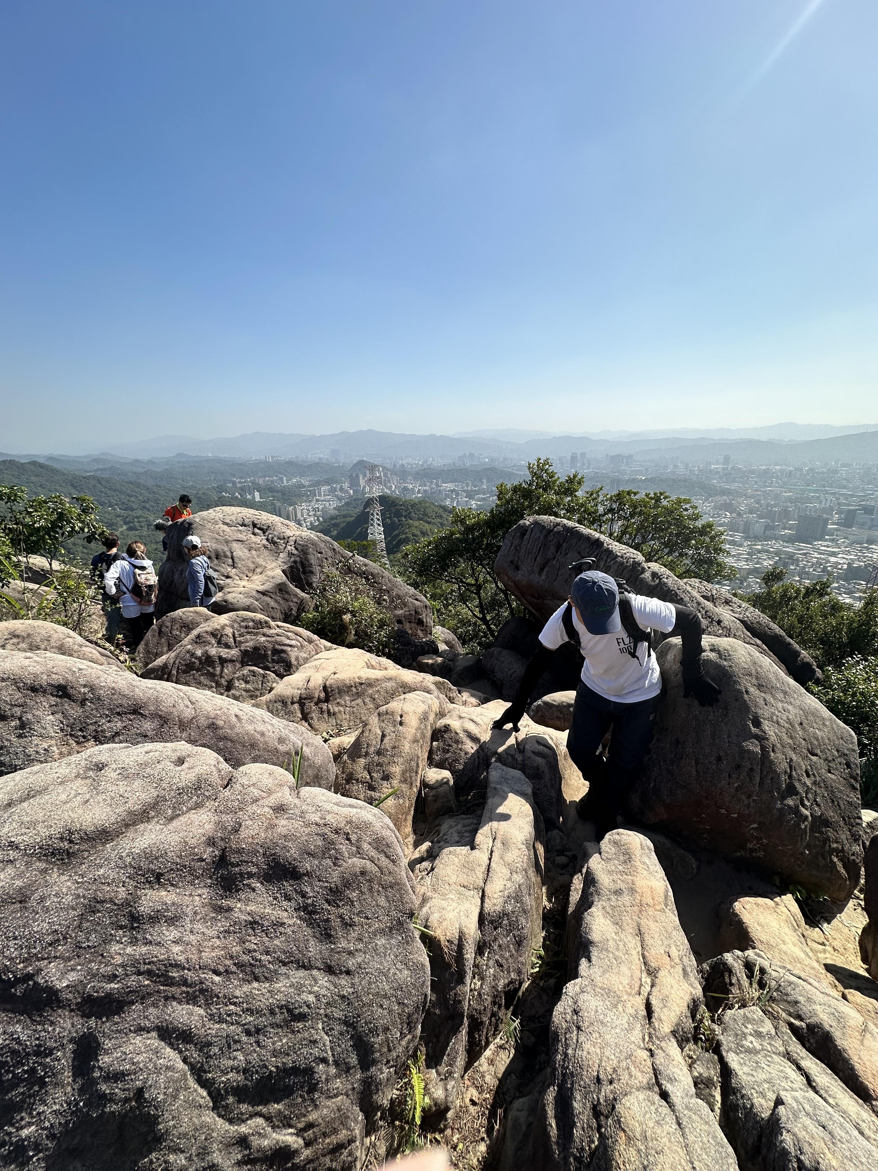 標高258公尺的金面山山頂,放眼巨岩錯落、氣勢磅礡。