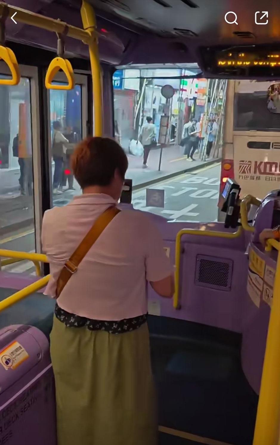 網上熱話|鄉音大媽搭城巴大聲講電話,霸氣司機一句KO。(小紅書影片截圖)