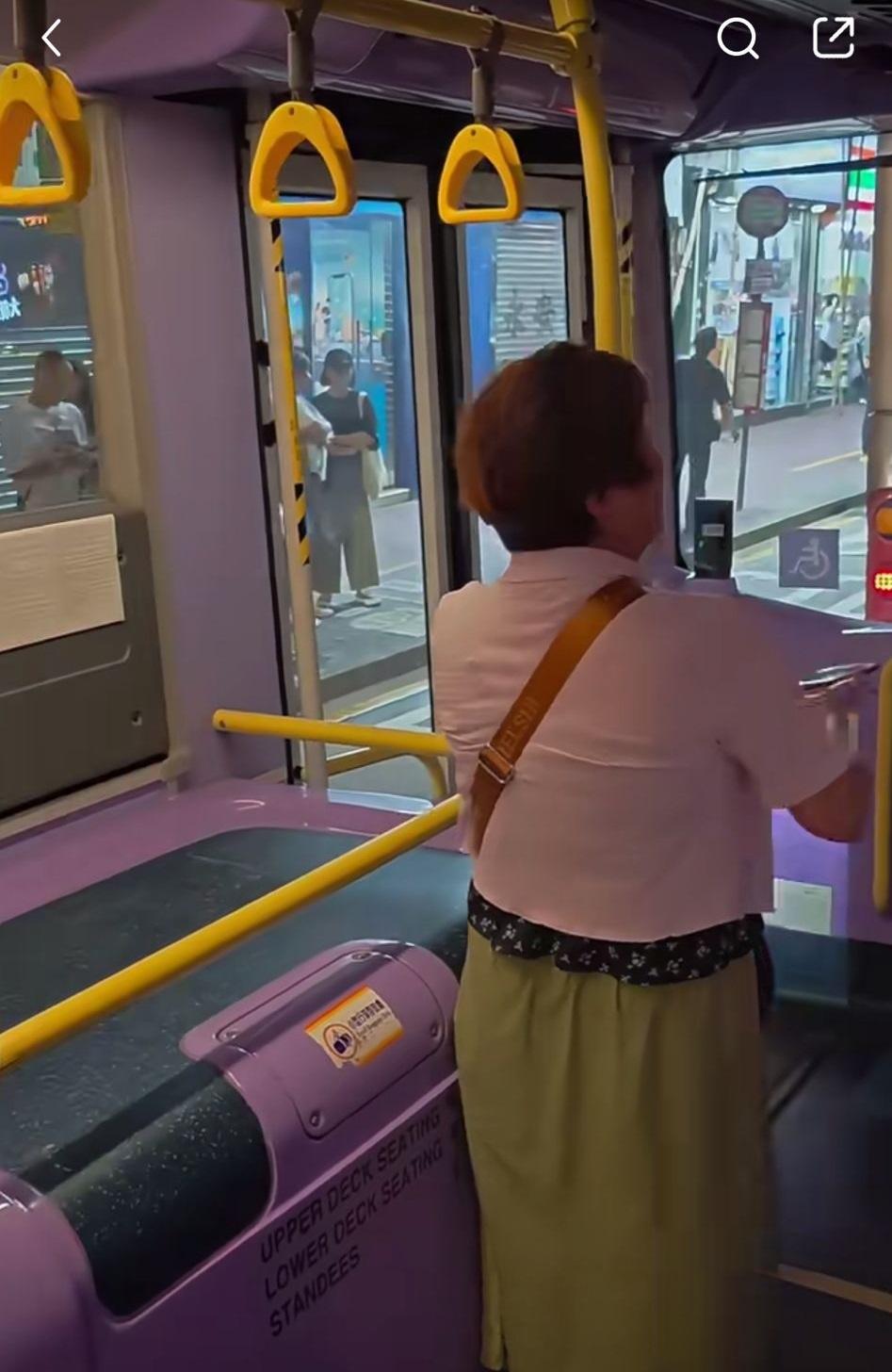 網上熱話|大媽大聲吼道「聽到喇」,又辯稱:「(手機)嗰邊聽唔到啊嘛」。(小紅書影片截圖)