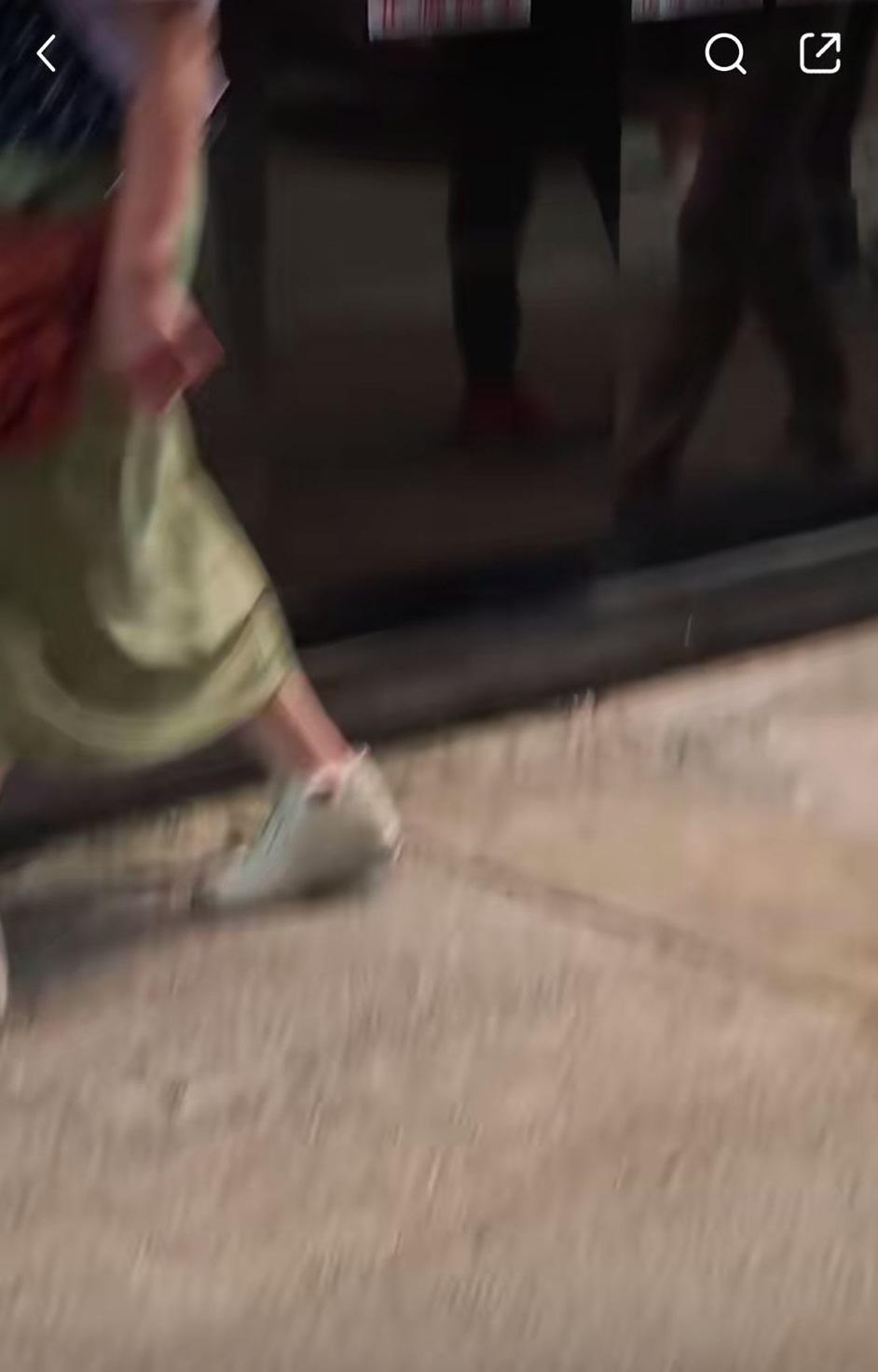 網上熱話|大媽下車仍繼續大聲講電話。(小紅書影片截圖)