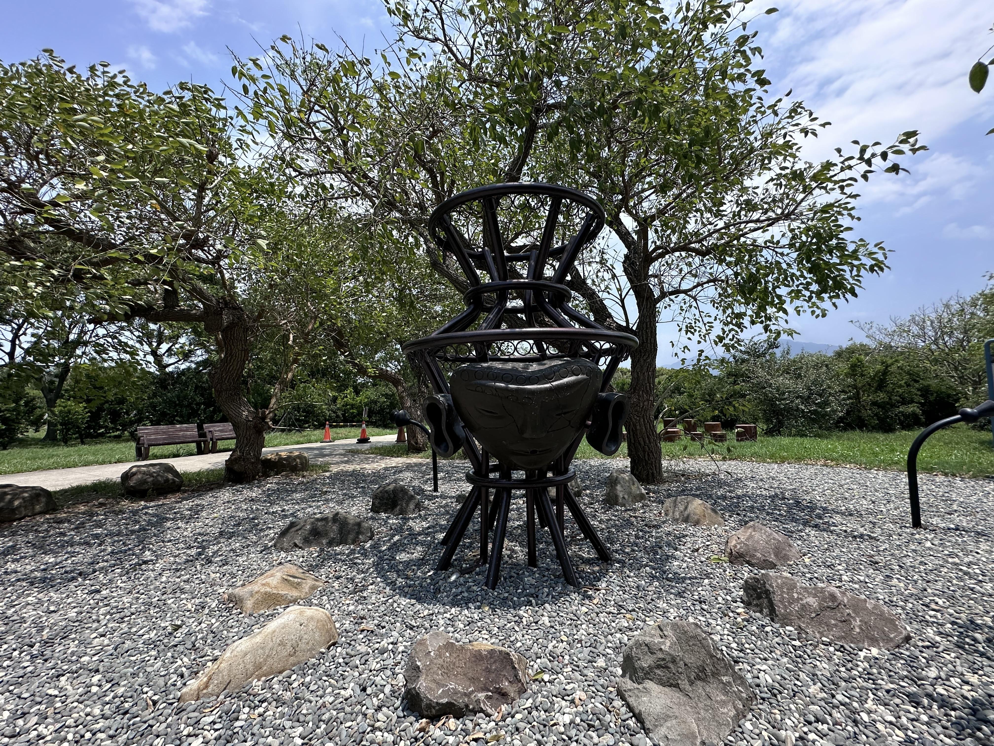 園內設計融入考古文化,設有考古砂坑及相關藝術裝置。