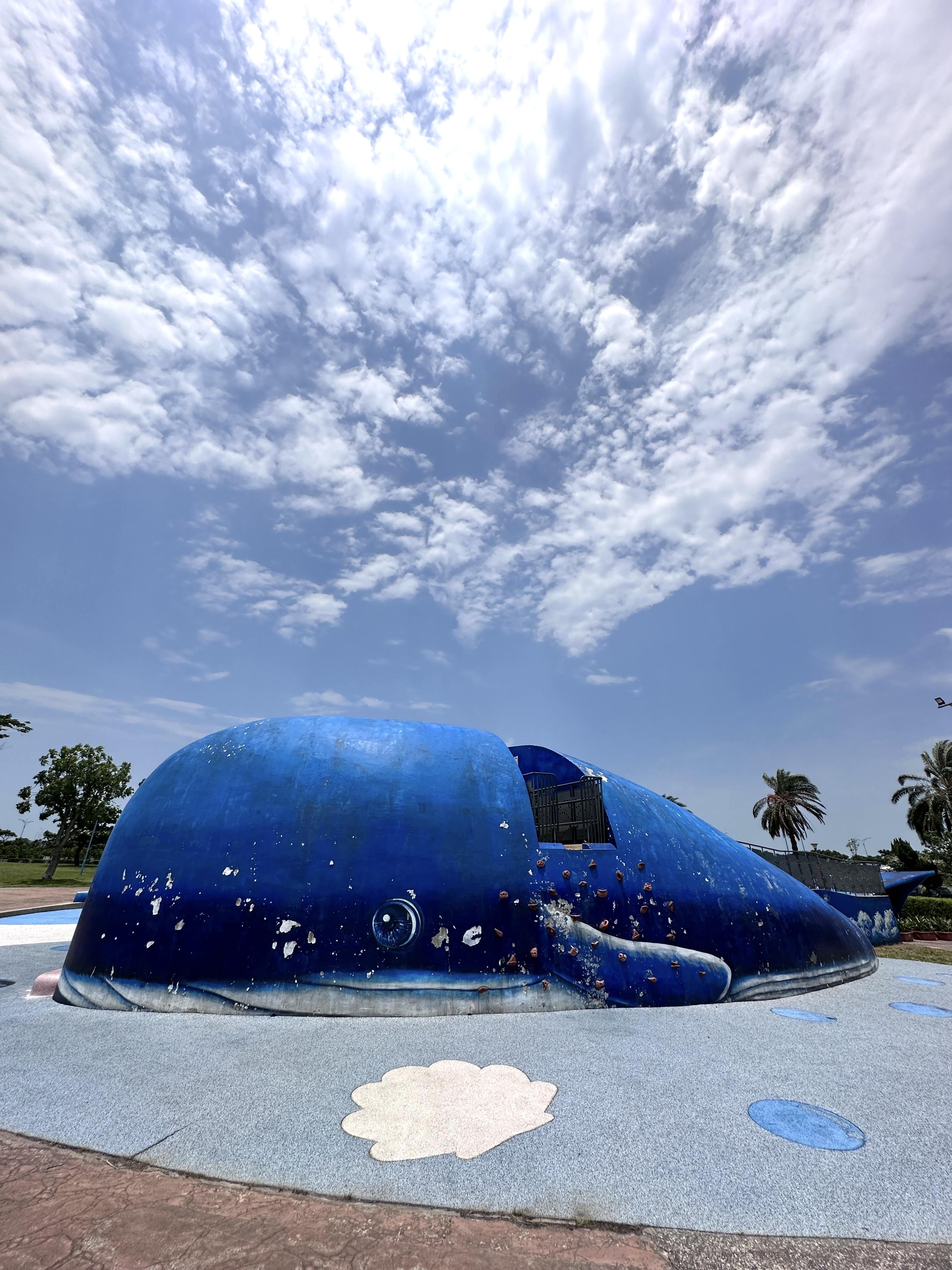 鯨魚造型的大遊具,滿佈玩耍痕跡的魚身,像極幾米繪本故事的主角。