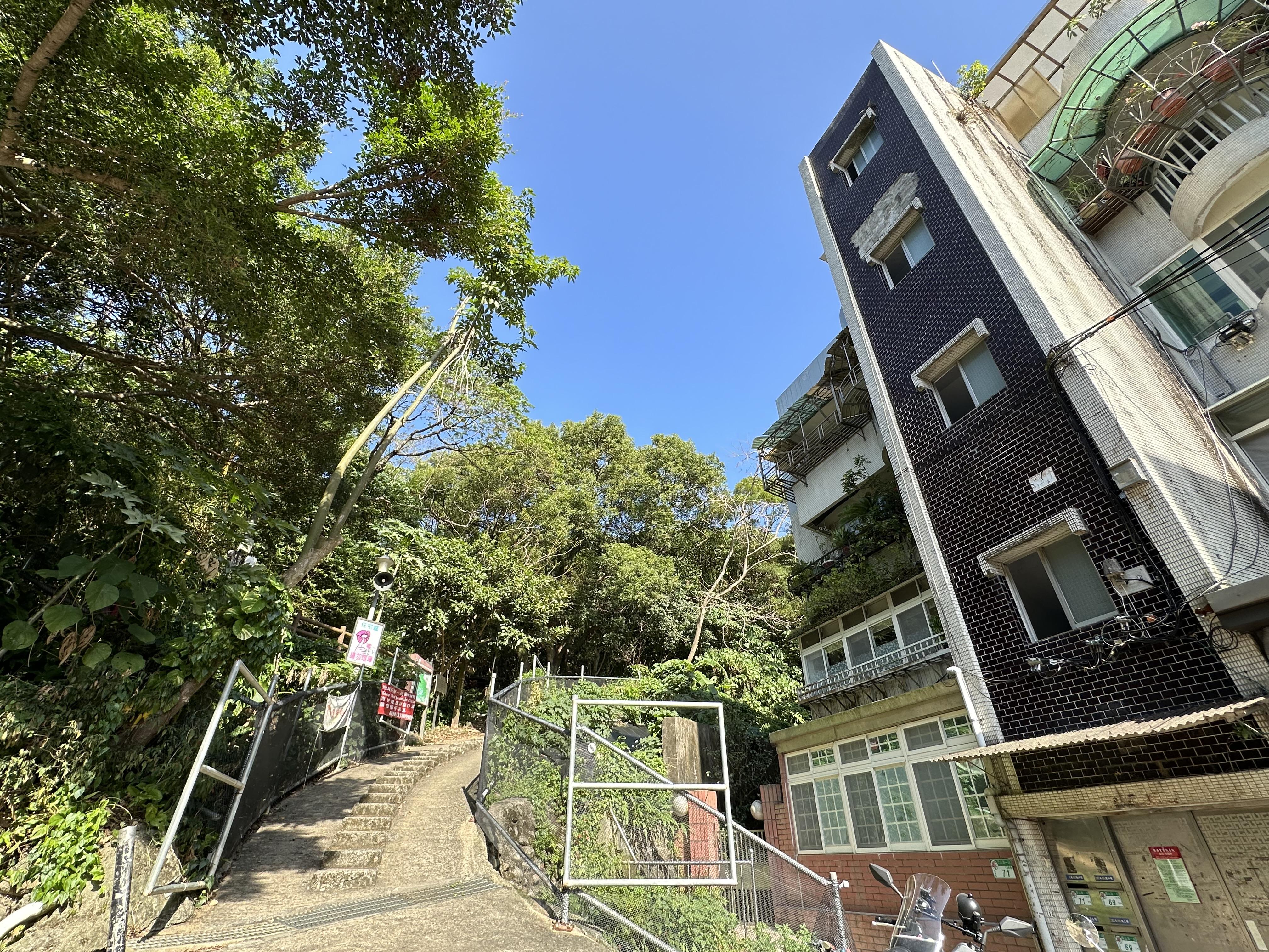 登山口藏身台北市內湖區、環山路一段136巷的住宅區。