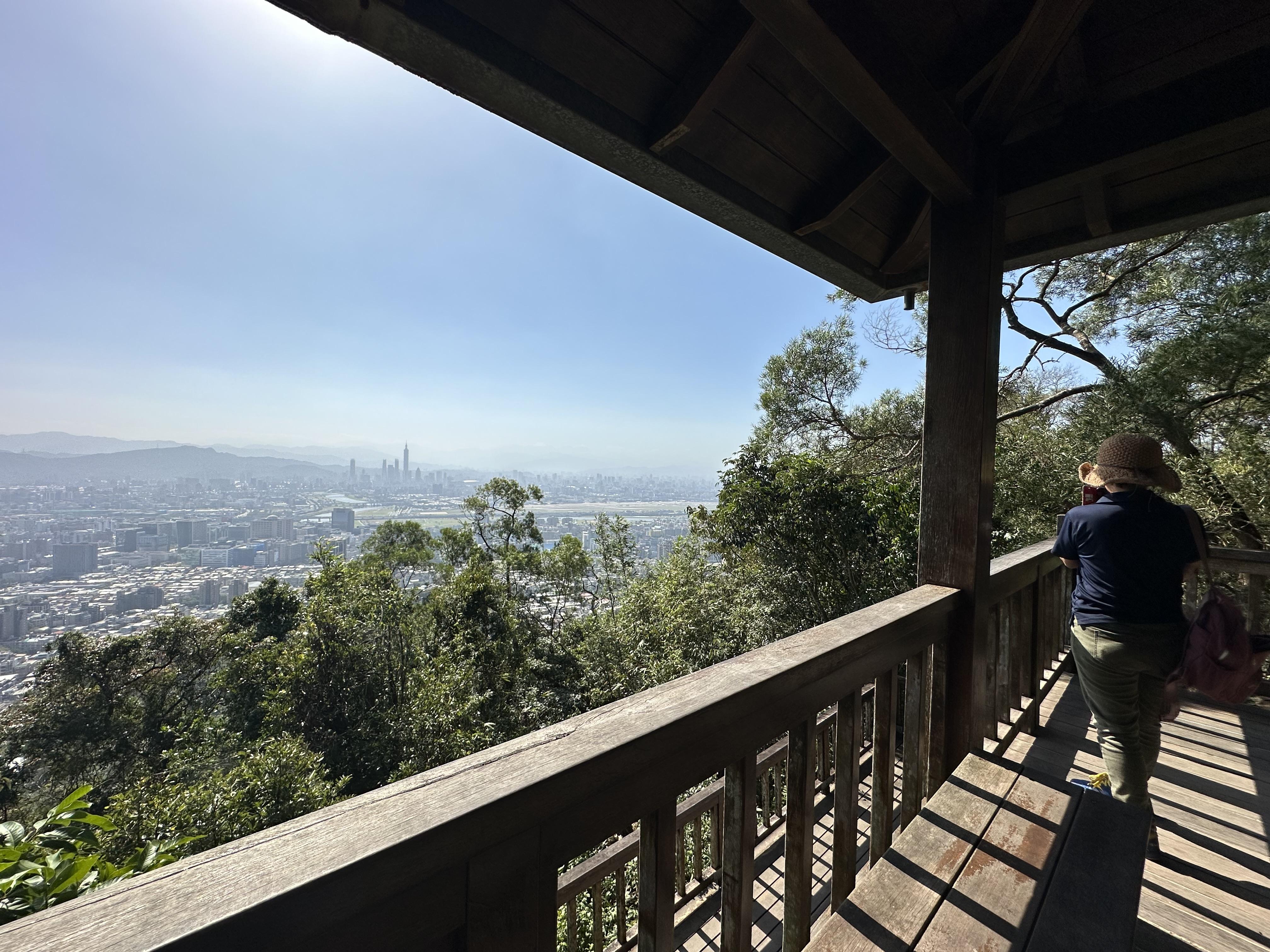 抵達山頂前會經過「論劍亭」,可看到台北101和松山機場。