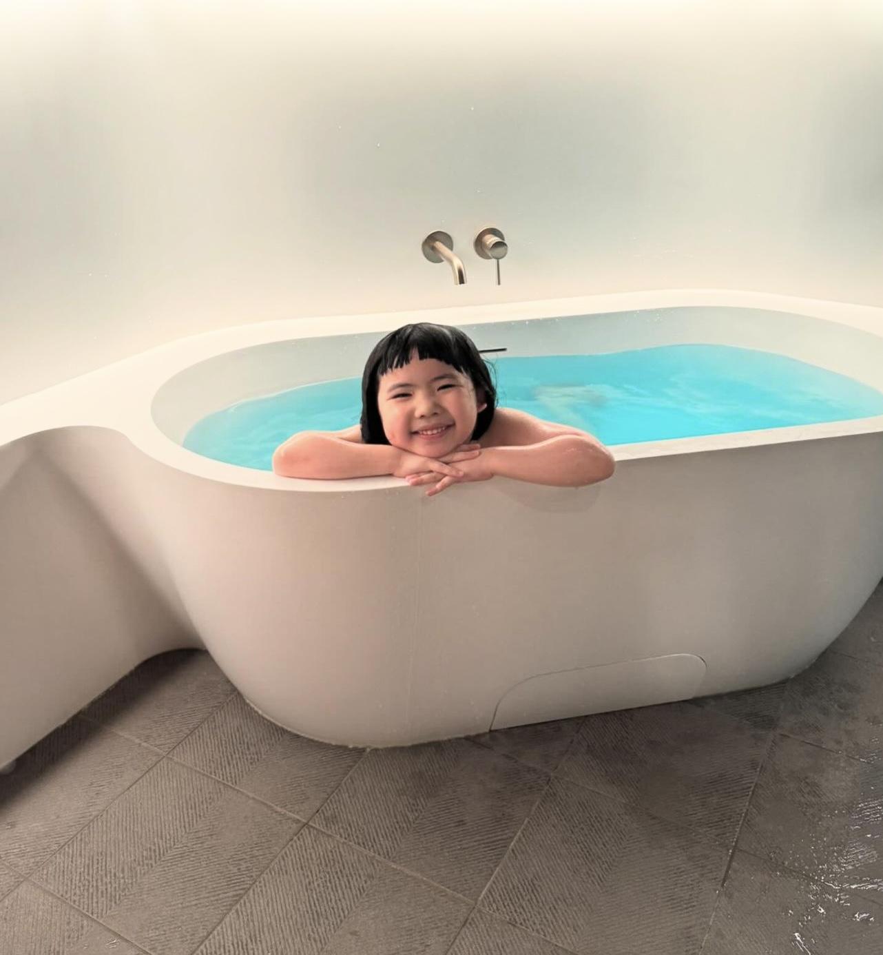 Sophia公開Lucy趴在浴缸邊的出浴照,引起網民不滿。