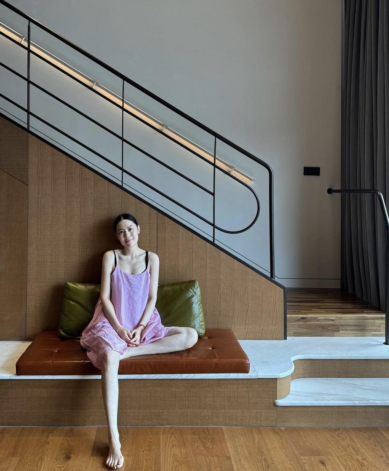 母女在樓梯不停打卡。