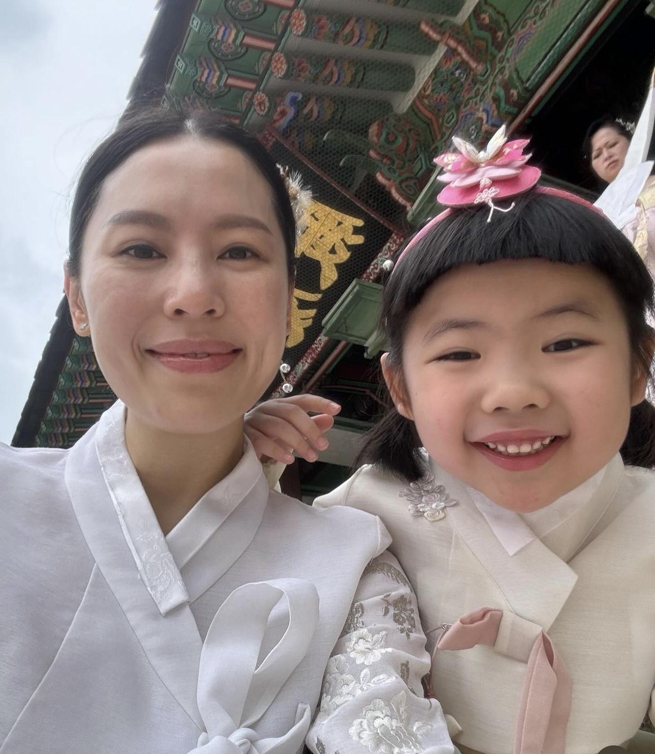 兩母女著上韓服打卡。