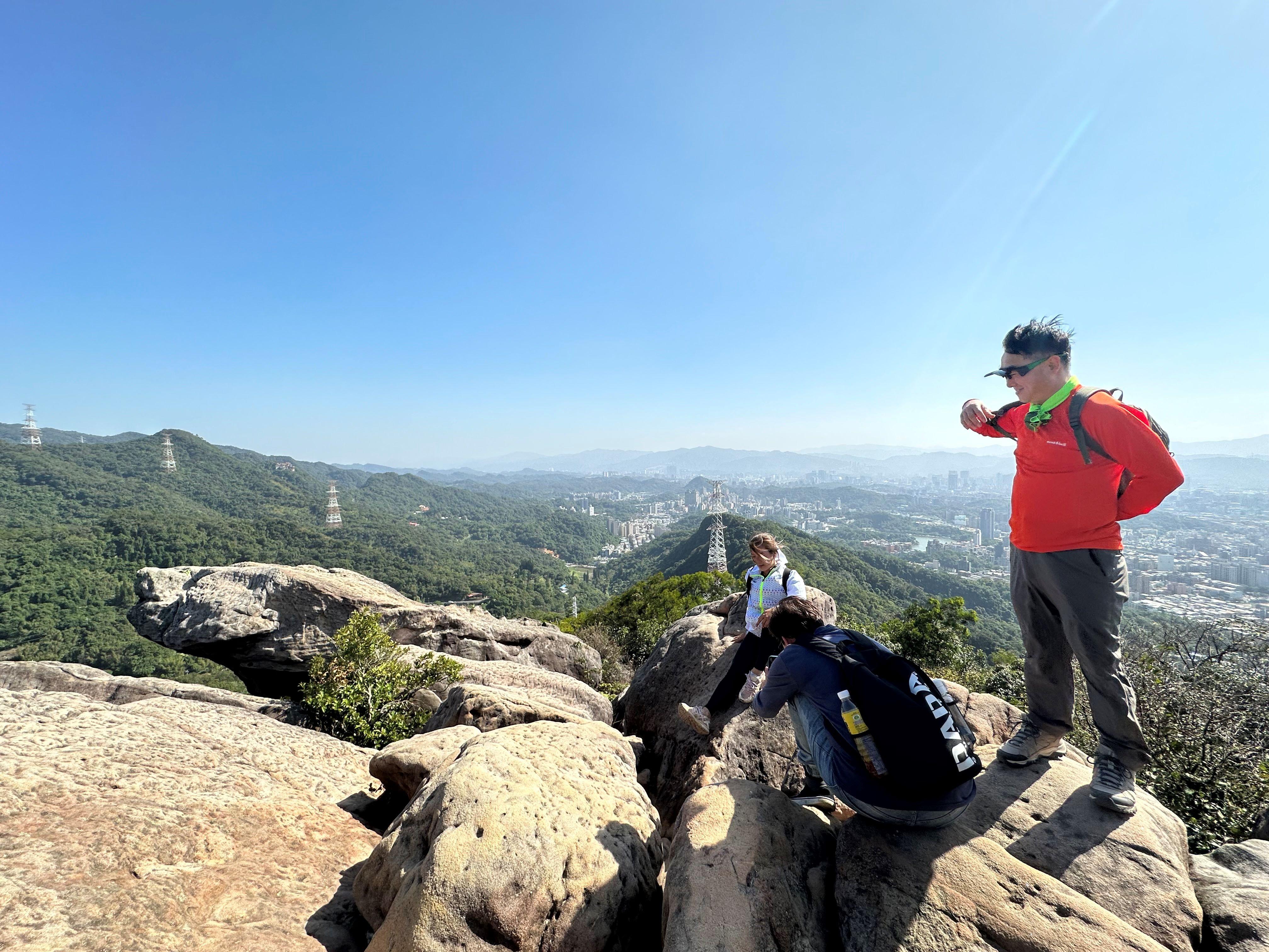 剪刀石是金面山最知名的打卡點,因兩岩交疊如剪刀而得名。