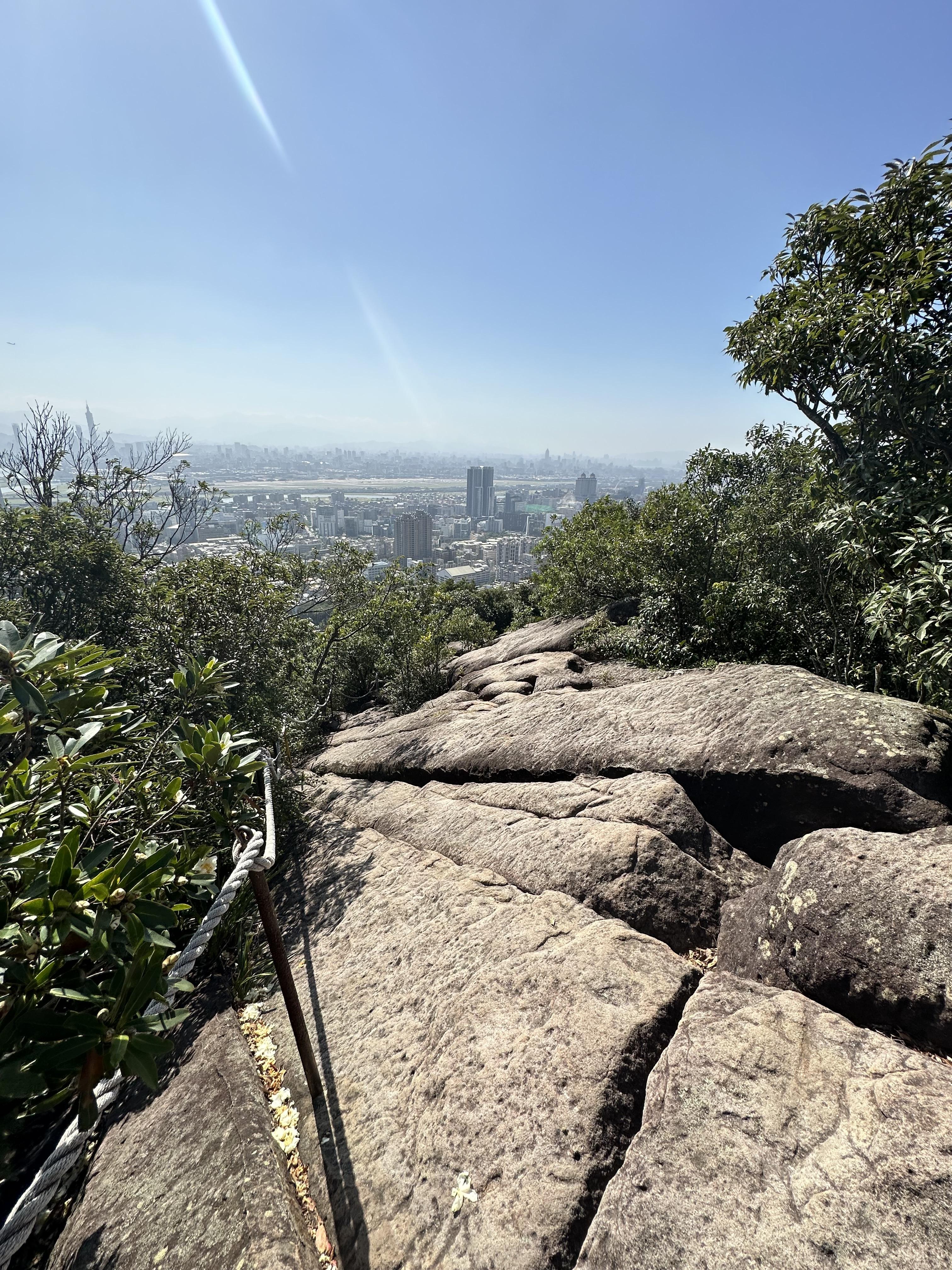 部分落腳位僅容一人側身通過,故此爬得汗流浹背!