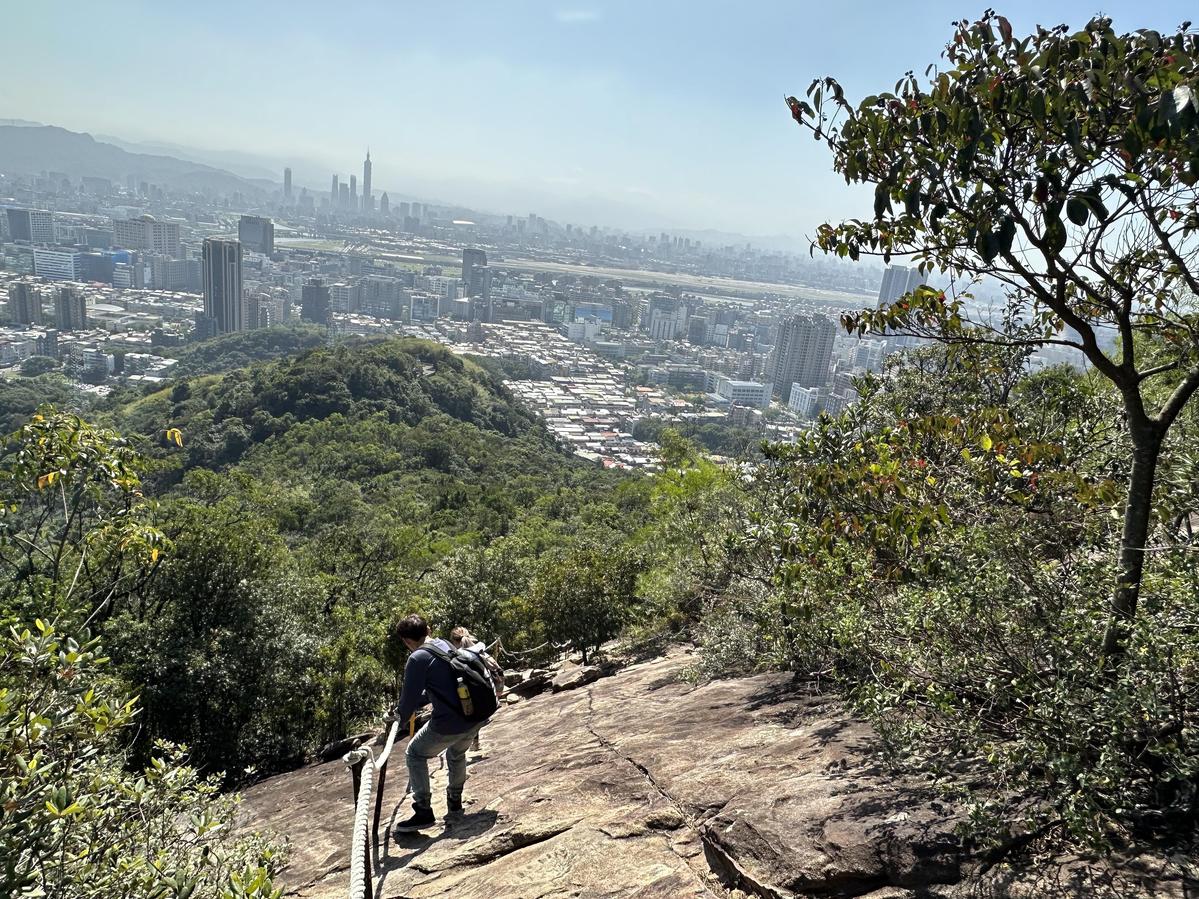 金面山途經一段幾乎垂直的「大岩壁」,需手腳並用攀爬,但風景優美。
