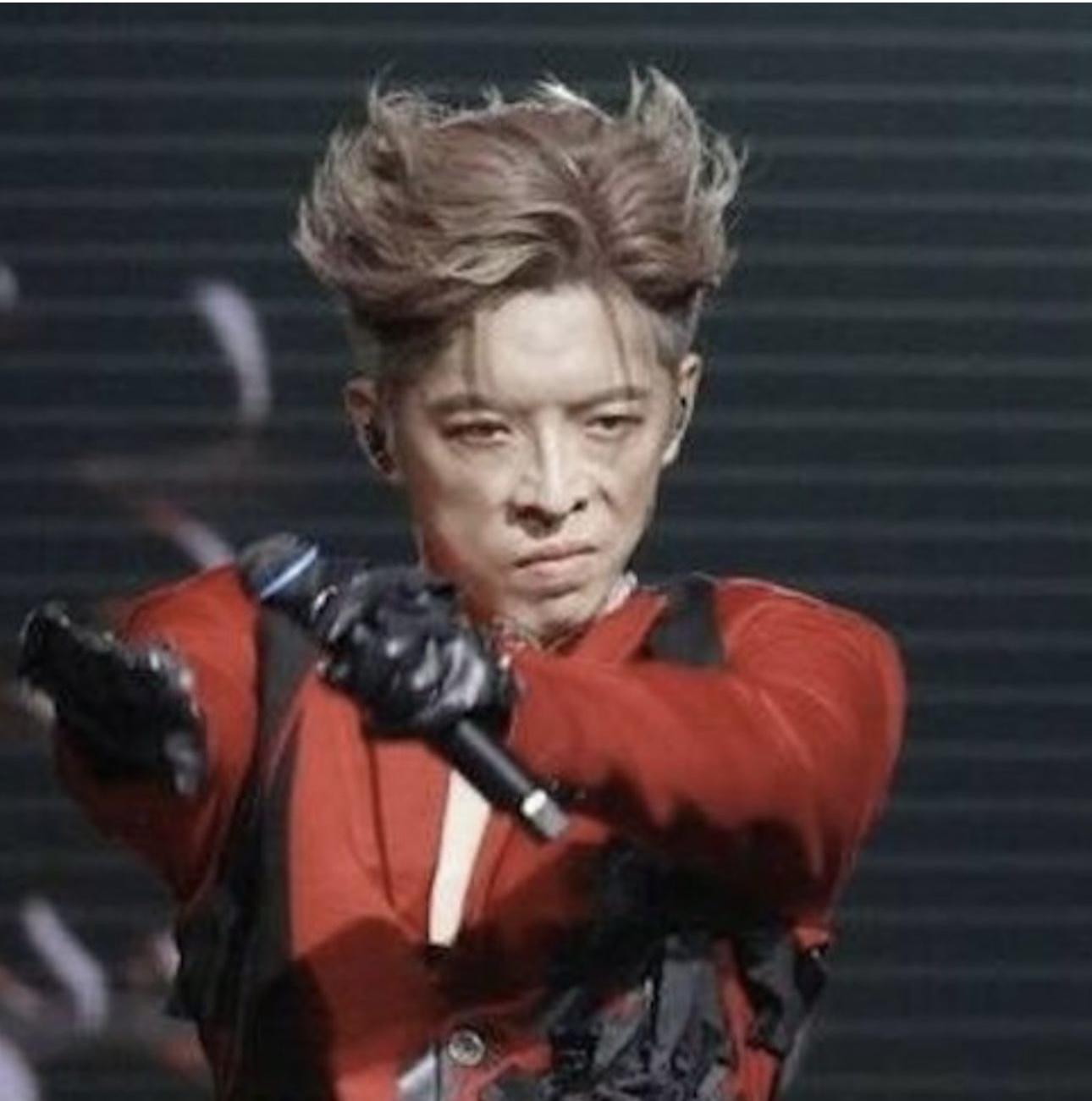 其中一張正在跳舞的Edan 面皮更嚴重下垂。