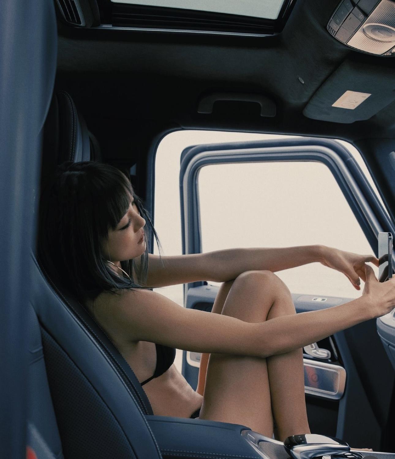 布料少得僅遮住重要部位。