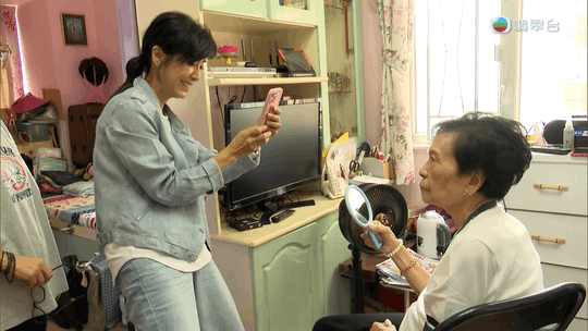 米雪為余慕蓮打扮一番。