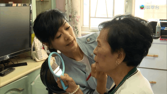 米雪為余慕蓮打扮一番。