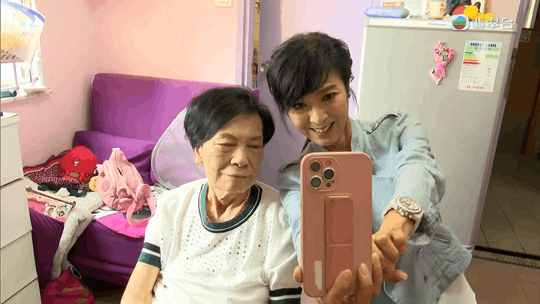 米雪為余慕蓮打扮一番。