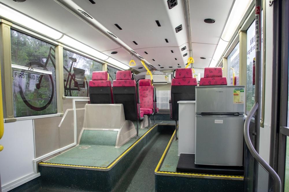 聖約翰保留了巴士內部大部分裝潢以減少造成浪費,其中巴士下層會存放急救隊的單車,亦有雪櫃及座椅,供急救員休息時使用。(九巴提供)