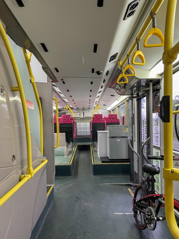 聖約翰保留了巴士內部大部分裝潢以減少造成浪費,其中巴士下層會存放急救隊的單車,亦有雪櫃及座椅,供急救員休息時使用。(九巴提供)