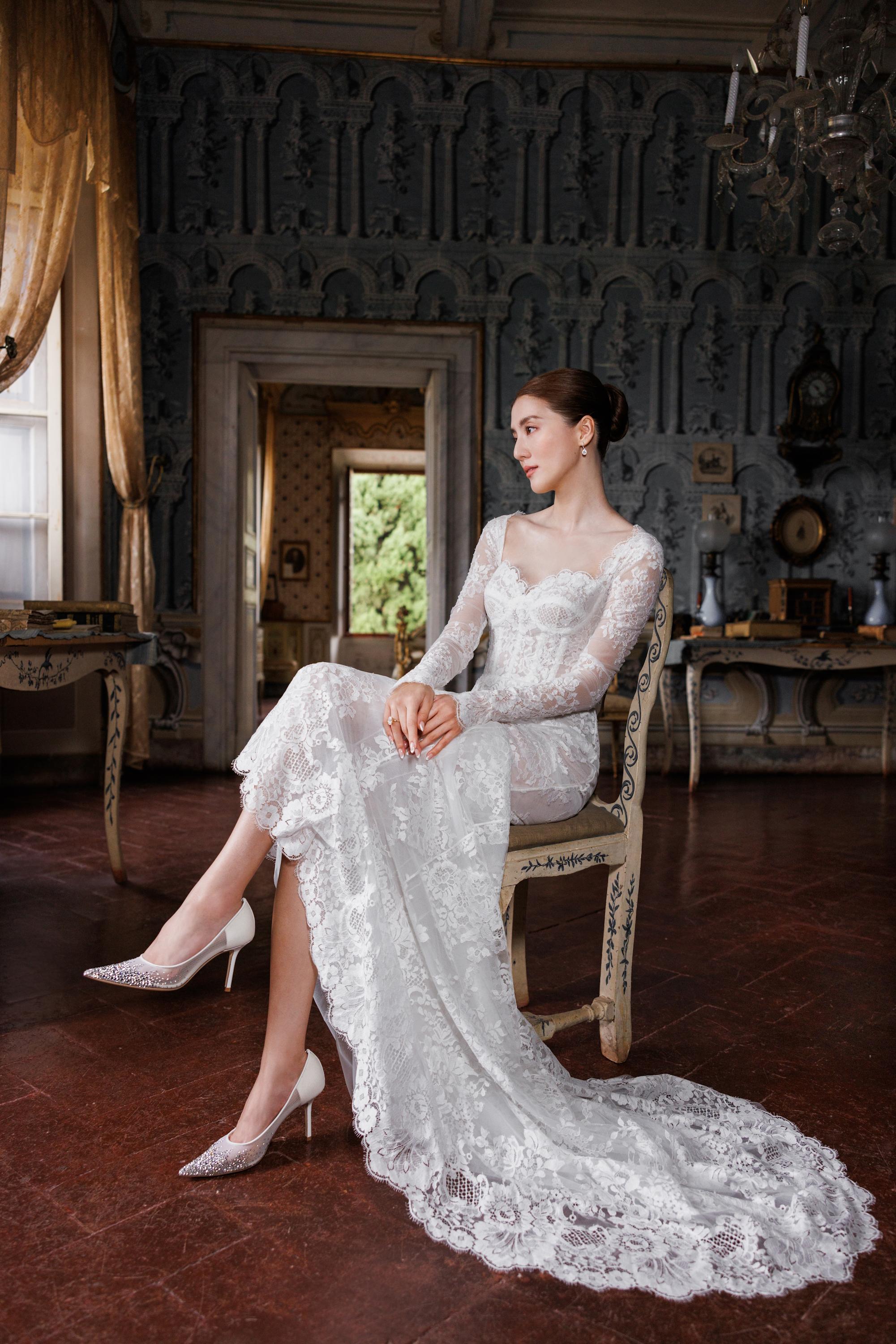 吳千語穿的水晶鞋,每隻鞋手工鑲嵌共9種不同尺寸、約6469 顆的施華洛世奇水晶。