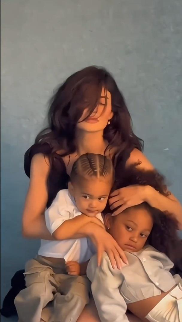 Kylie Jenner與大女Stormi及兒子Aire。