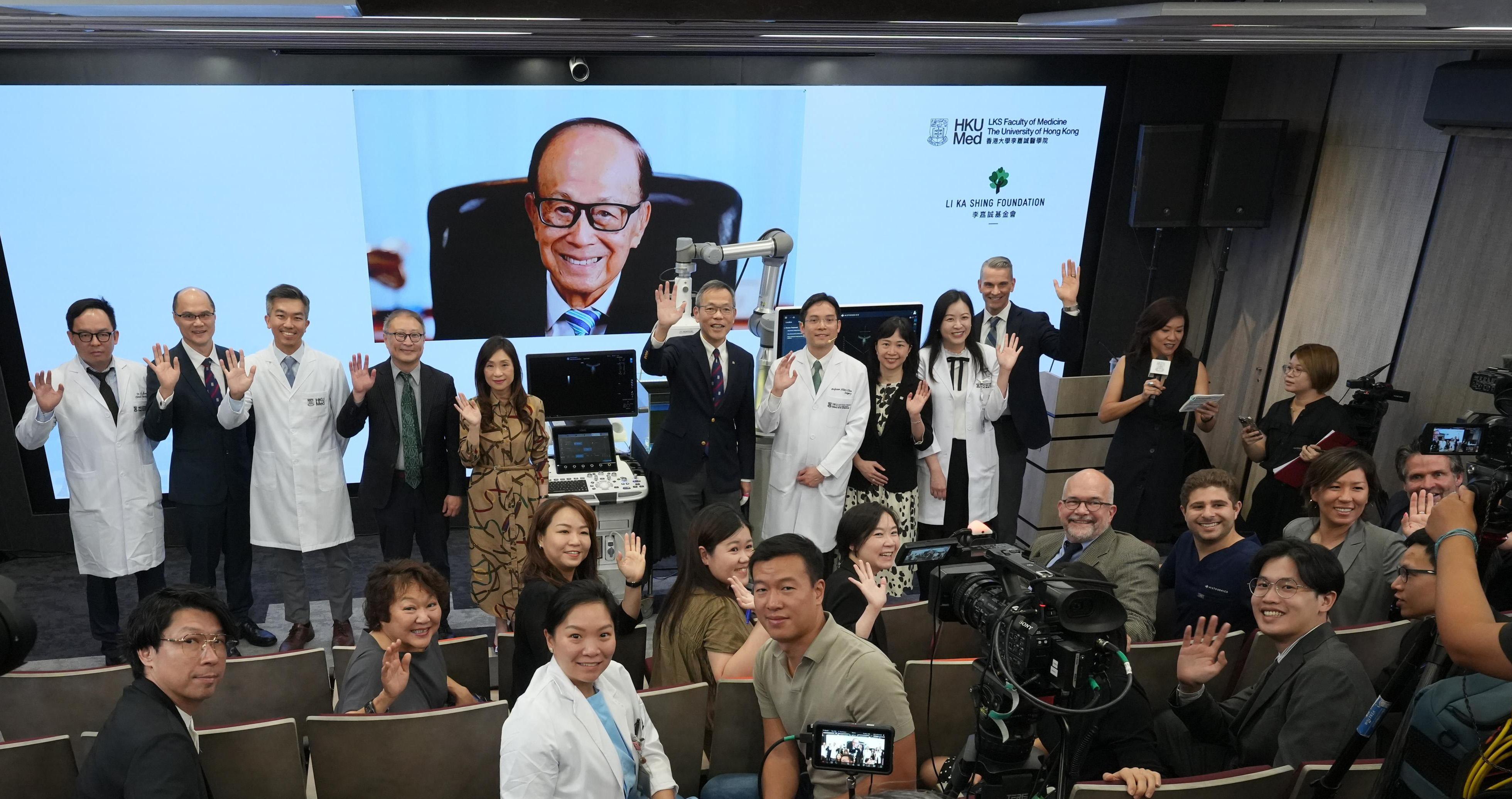 李嘉誠與香港大學李嘉誠醫學院團隊及嘉賓大合照。(李嘉誠基金會)