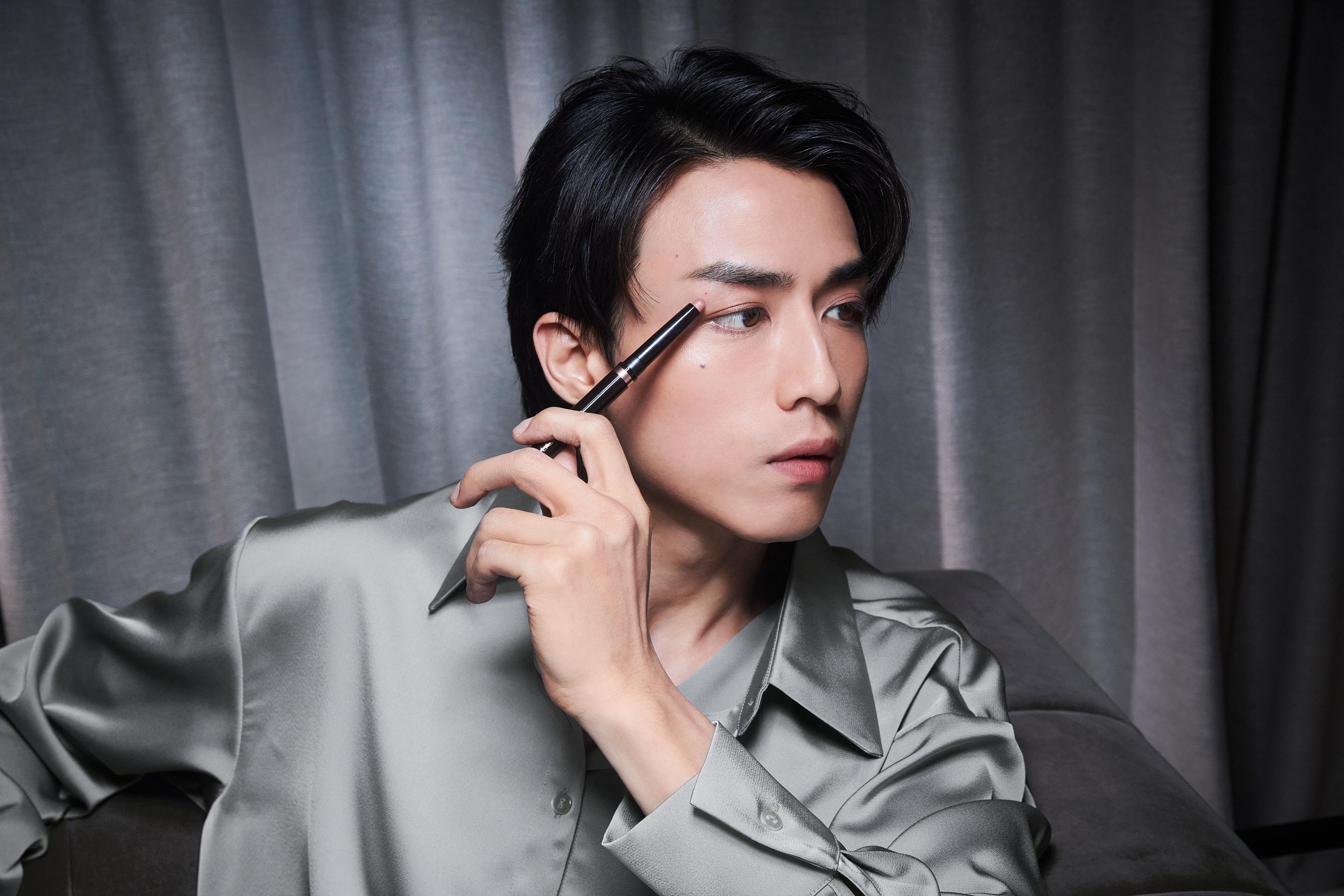 AK早前為Laura Mercier全新幻魅彩妝系列拍廣告。