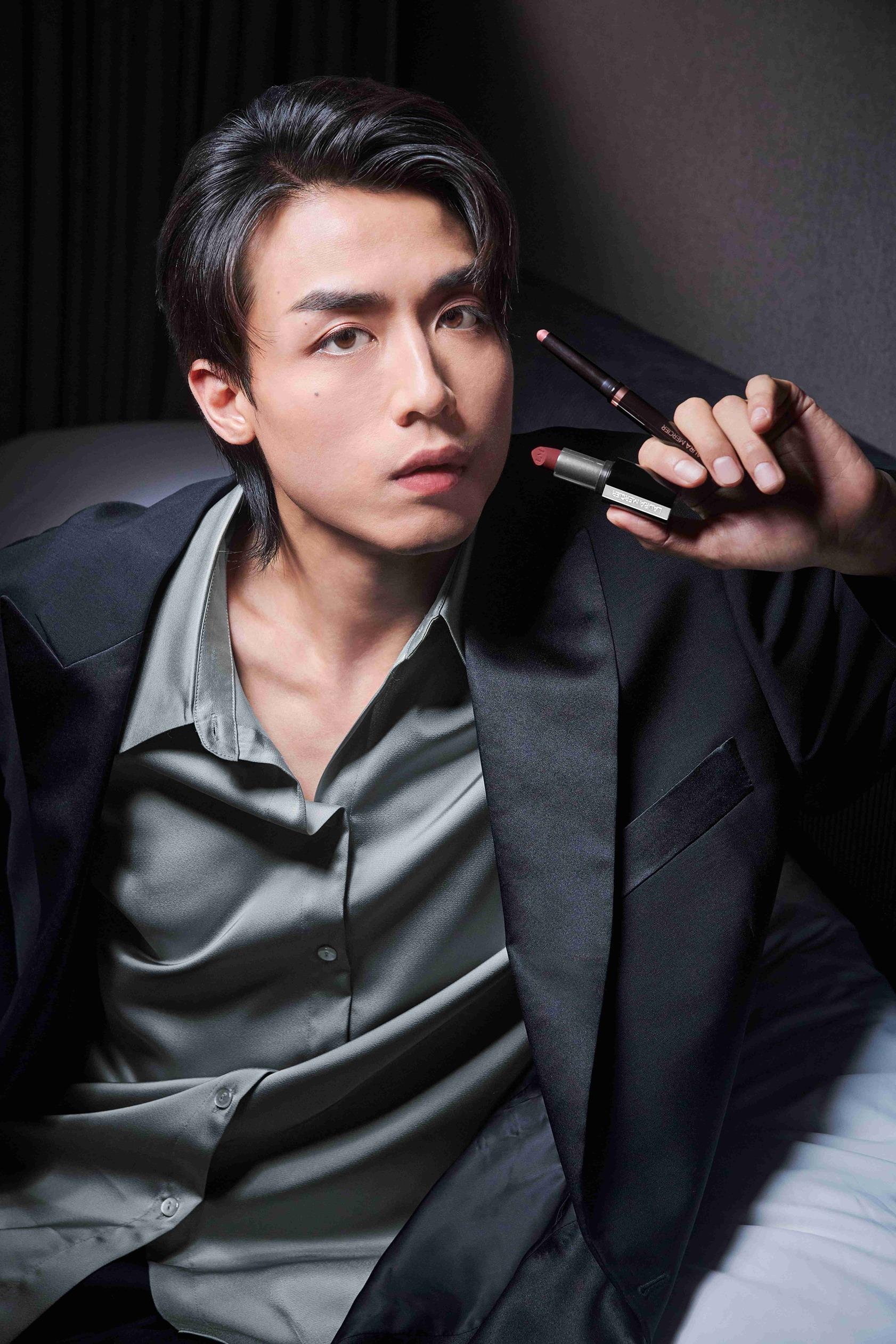 AK早前為Laura Mercier全新幻魅彩妝系列拍廣告。