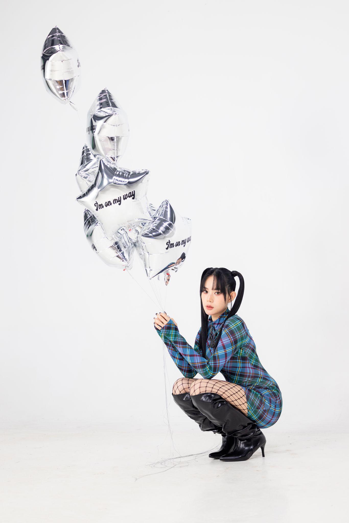 新歌《On My Way》屬一首輕快歌曲。