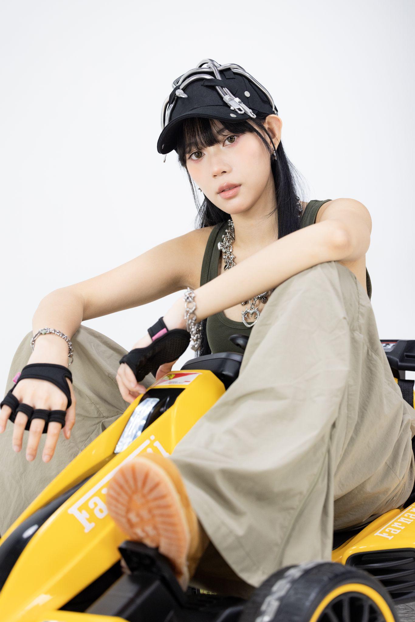 MV有一幕,Lokyi在片場揸高卡車。