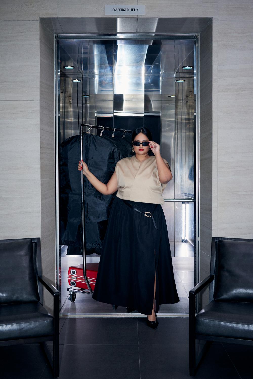 Maya 作為時尚編輯,以大膽造型、充滿力度的文筆來表達自己。輕盈的Melati Cotton Boxy Shell Top配搭Zoe Flare Maxi Skirt,適合忙碌生活中的現代女性。