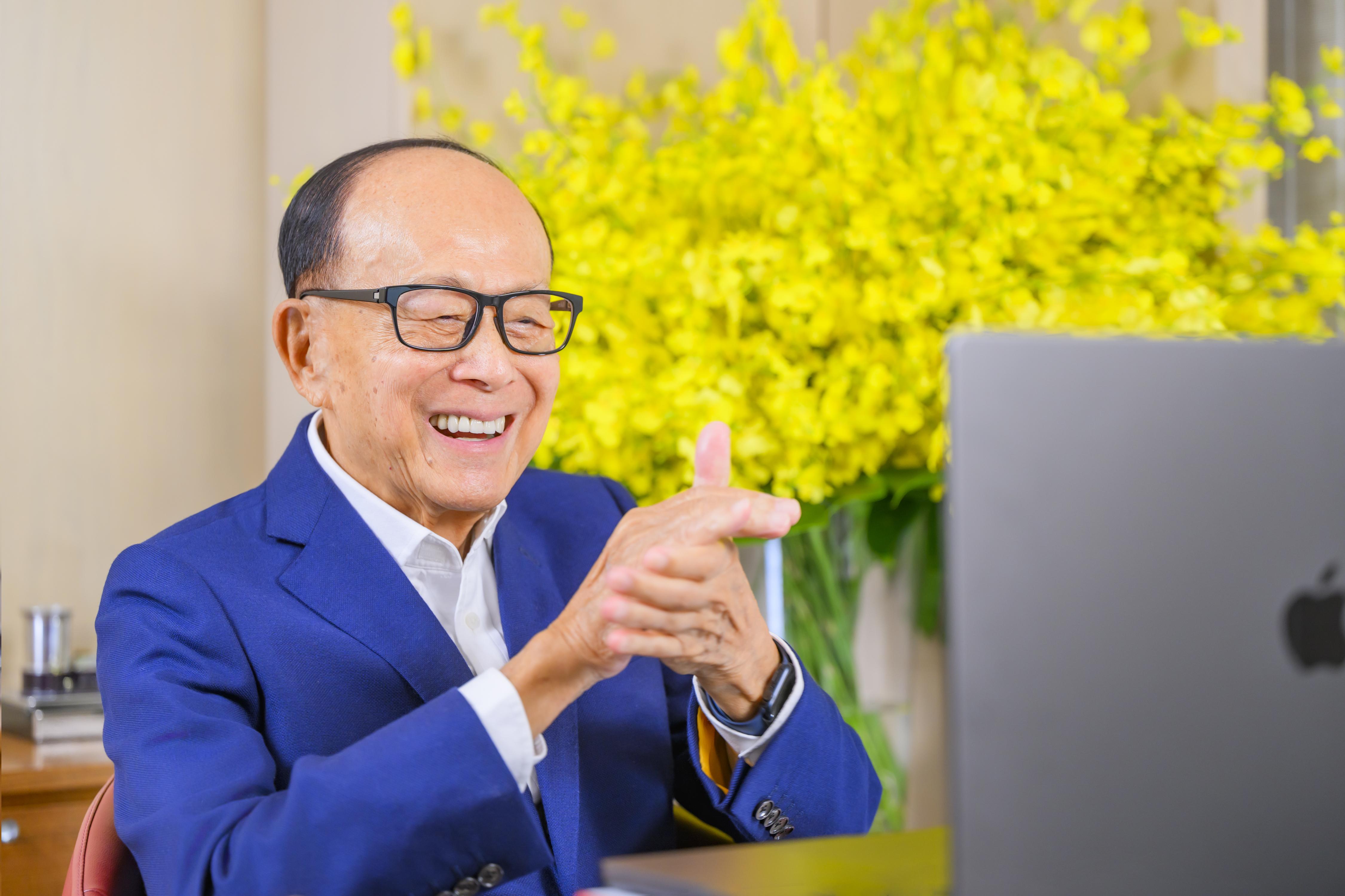 李嘉誠視像現身新聞發佈會。(李嘉誠基金會)