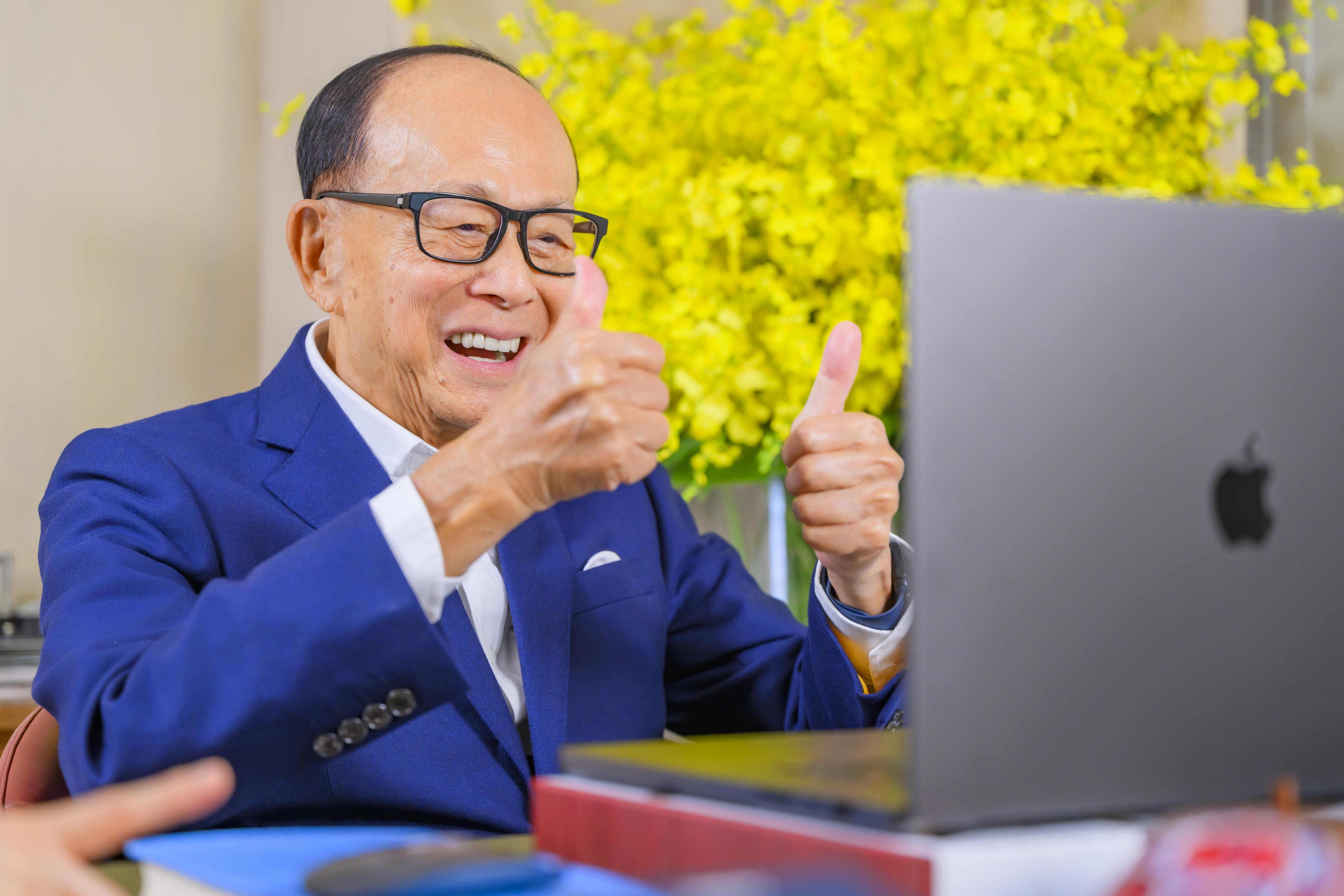 李嘉誠視像現身新聞發佈會。(李嘉誠基金會)