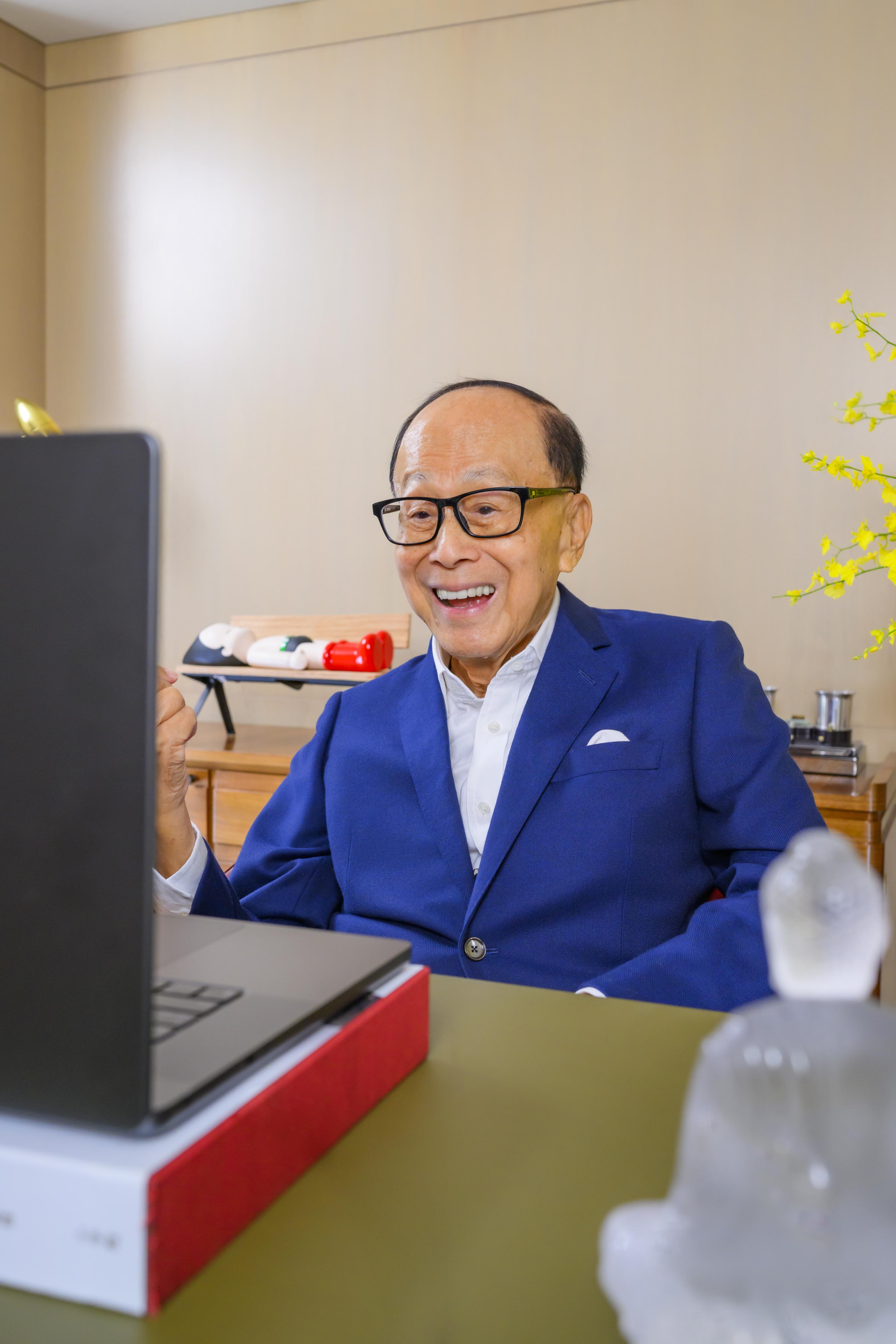 李嘉誠視像現身新聞發佈會。(李嘉誠基金會)